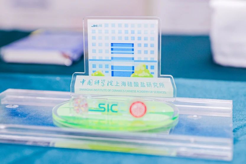 档案伴我行手机支架