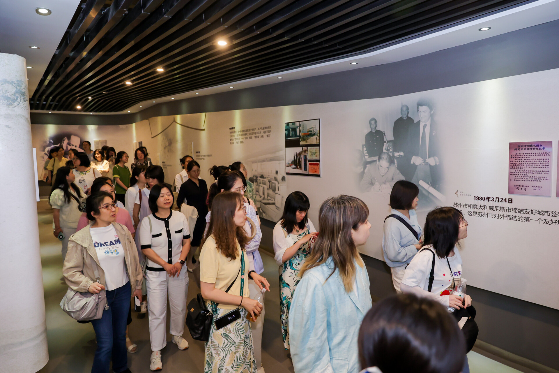 参观苏州市档案馆展览